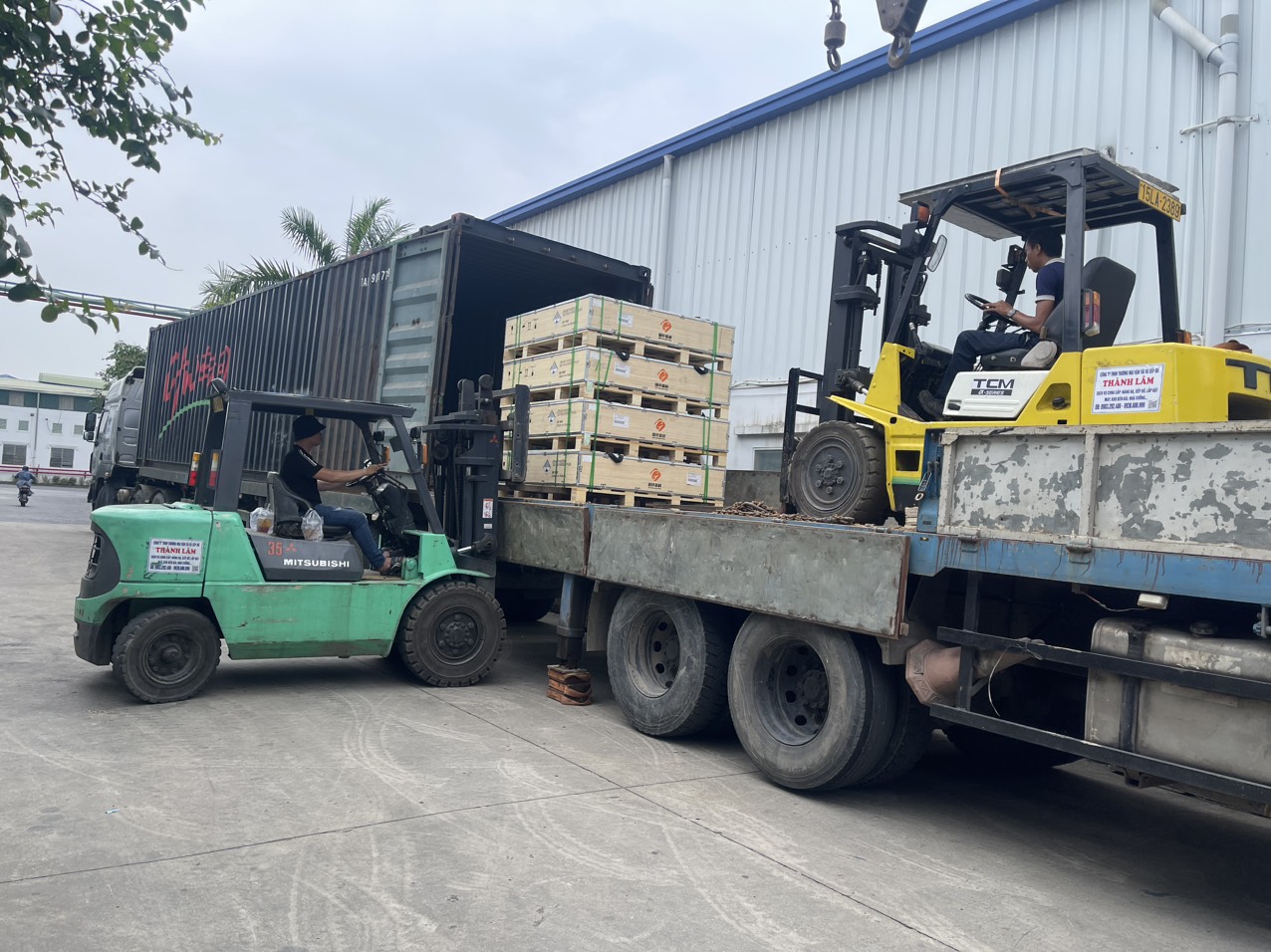Xe nâng hàng tại cầu Nguyệt