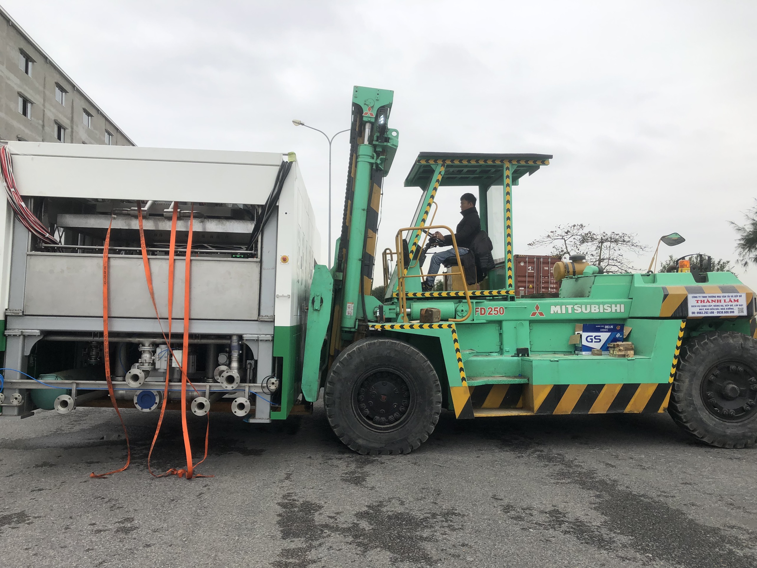 Xếp dỡ hàng hóa nặng tại Hải Phòng