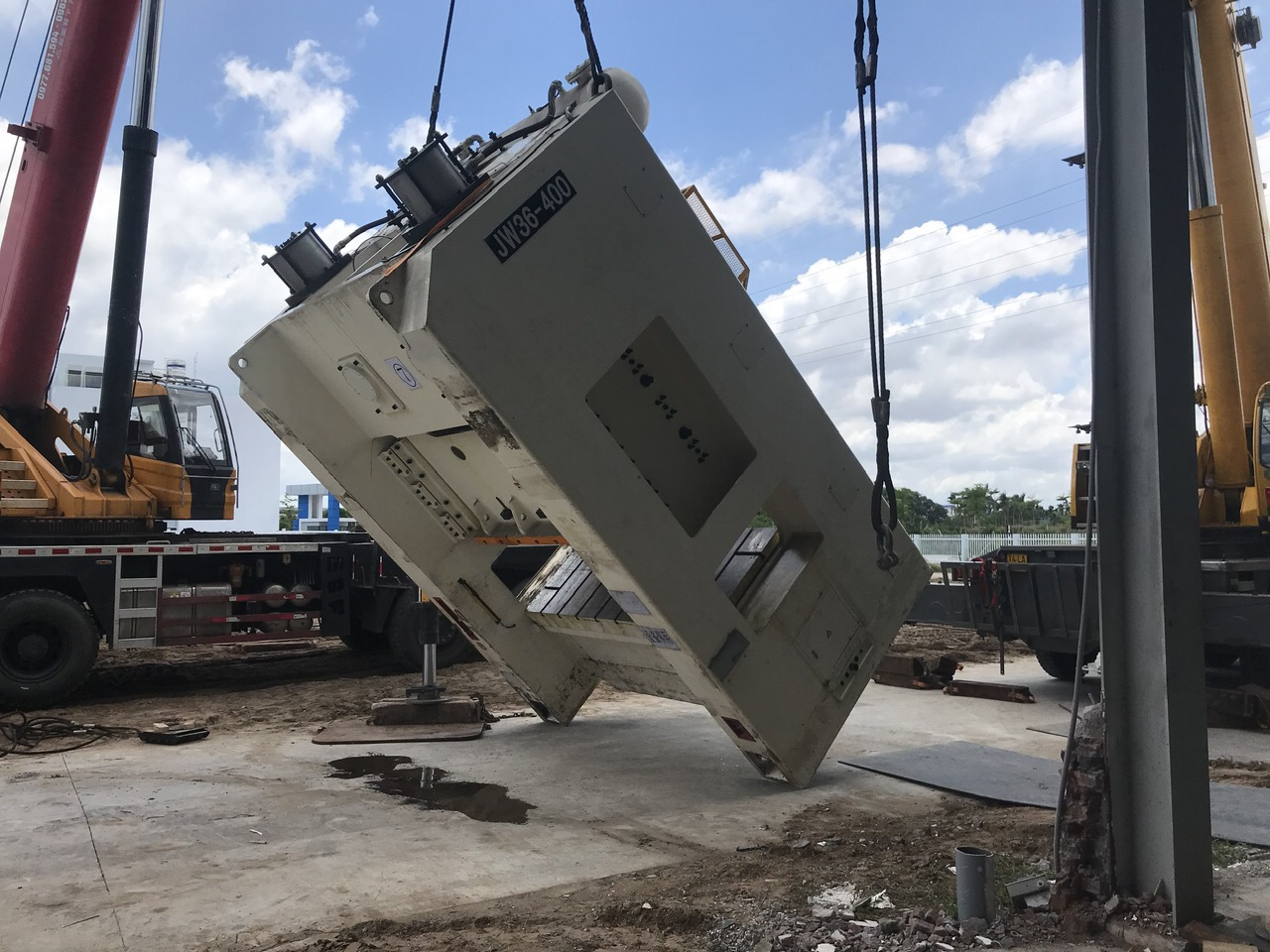 Xếp dỡ hàng hóa nặng bằng xe cẩu Hải Phòng